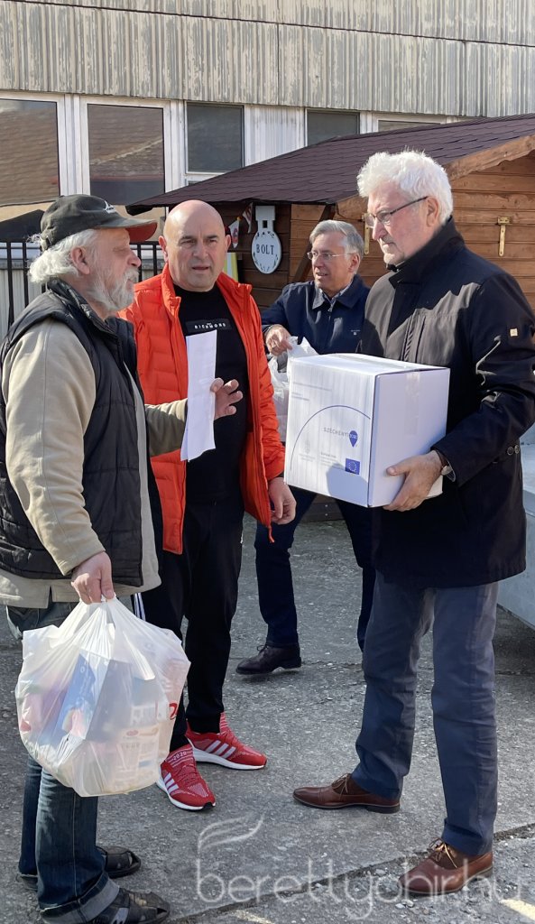 Adományosztás a családsegítő központban 20